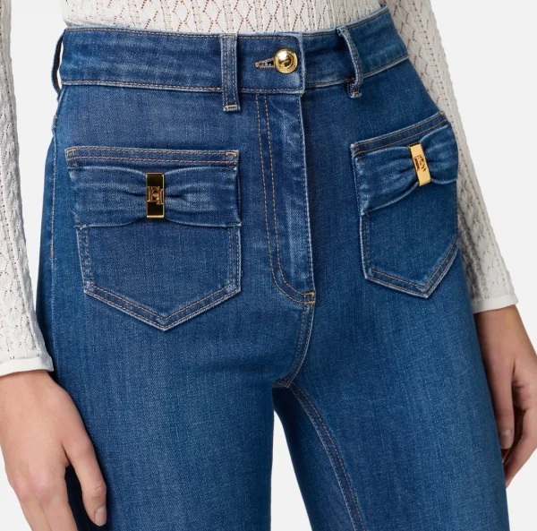 Jeans con taschini e dettagli a fiocco - immagine 3