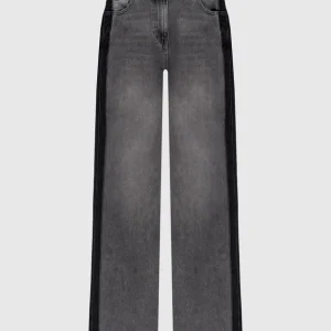 Jeans grigi con toppa