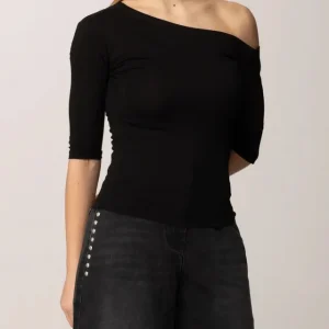 T-shirt con collo asimmetrico