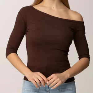 T-shirt con collo asimmetrico