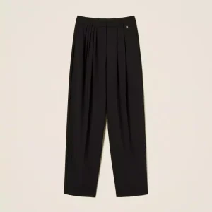 Pantaloni con pieghe asimmetriche